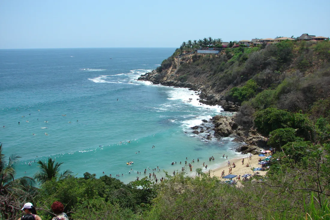 Carrizalillo beach and the rocky bay at Puerto Escondido